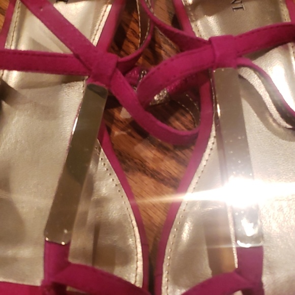 Hot pink flat sandle - Picture 2 of 3